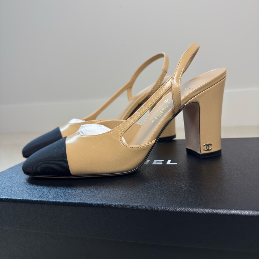 ❤️CHANEL Beige and Black Two-Tone Slingback Pumps